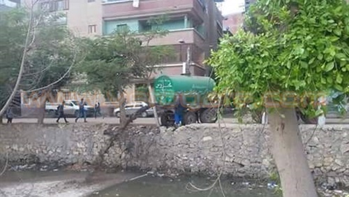 منظر مؤسف لإحدى حاويات كسح الصرف الصحي وهي تفرغ حمولتها من السموم في المجرى الرئيسي لترعة الاسماعيلية